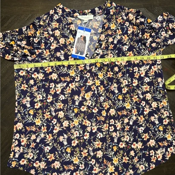 Floral V-Neck Blouse - Vince Camuto Large NWT - Picture 5 of 7